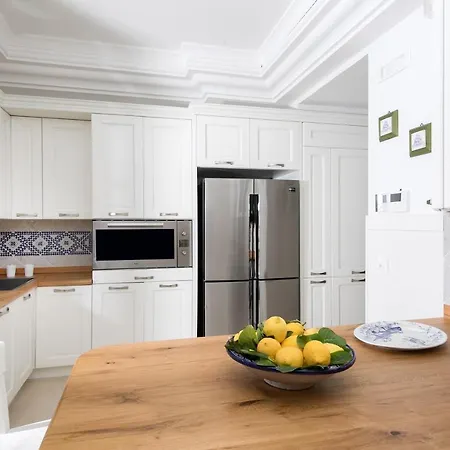 Sleeps 12 With Pool Air Con And Wifi נראנו