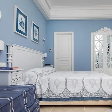 Sleeps 12 With Pool Air Con And Wifi * נראנו