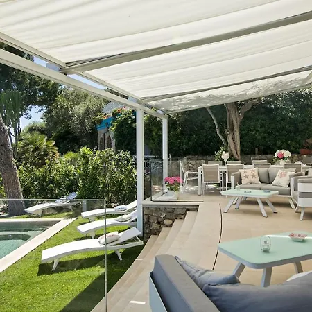 Sleeps 12 With Pool Air Con And Wifi נראנו